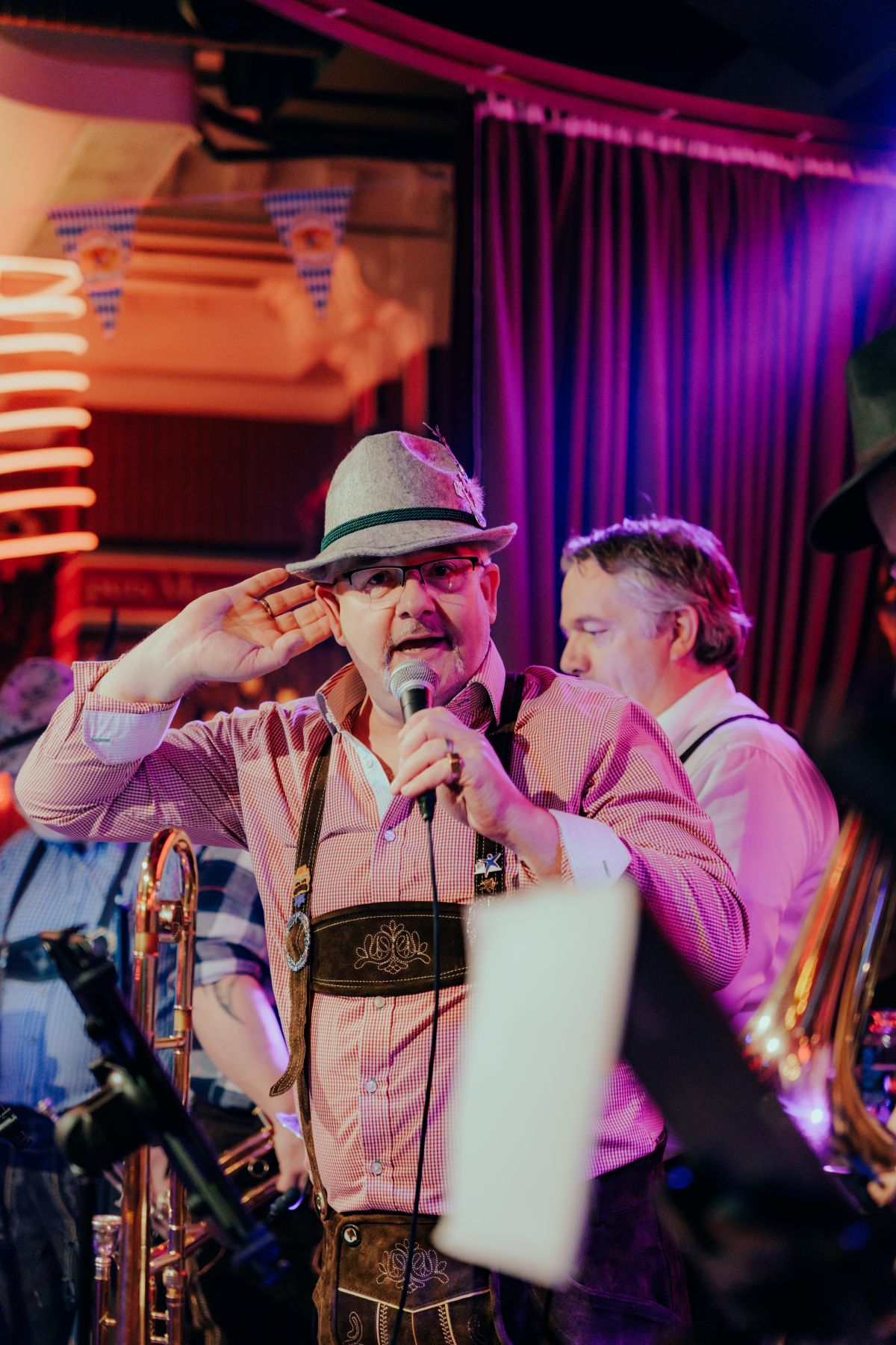 Doffe & The Campers p&aring; scenen med vokal og bl&aring;serekke under liveopptreden