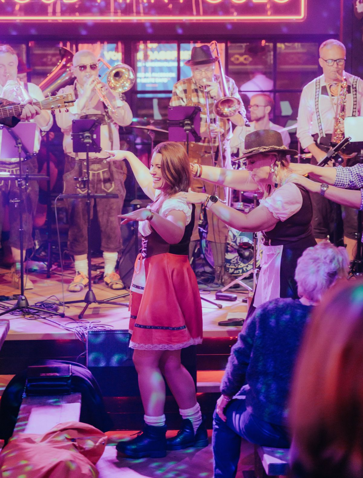 Doffe & The Campers spiller oktoberfest med dansende publikum foran scenen